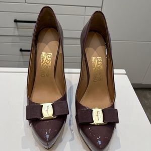 FERRAGAMO OSIMO PURPLE PATENT LEATHER VARA BOW LOGO PLATFORM PUMPS